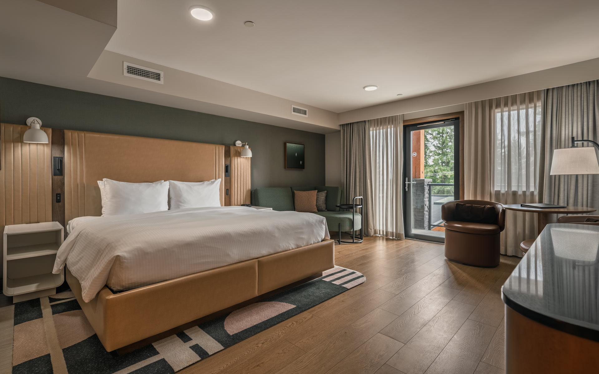 Aufnahme des Bettes und Inneneinrichtung eines Zimmers im Resort